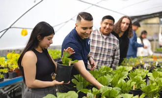 Jose Pablo Dundore-Arias and students