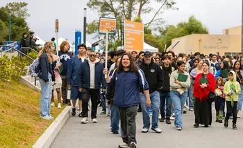Student Orientation Leader guides a campus tour on Admitted TransferDay