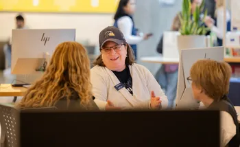 Students at the Helpdesk