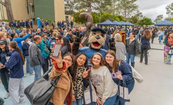 Students celebrate Otter Statue unveiling