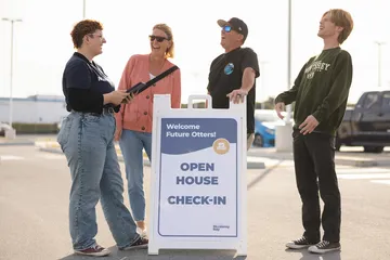One student and his parents are talking to a student employee.