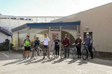 7 students ready to go on a coastal bike ride