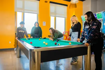 4 ���ӽ紫ý students playing billiards in the OSU