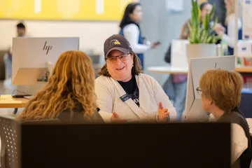 Students at the Helpdesk