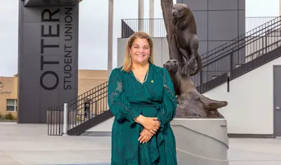 Vanya Quiñones in front of the Otter for Life statue - BDA
