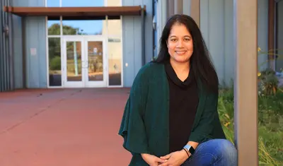 Aparna Sreenivasan teaches genetics, advanced cell biology, issues and ethics in biology, eukaryotic molecular biology laboratory, and more.