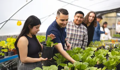 Jose Pablo Dundore-Arias and students