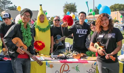 Photo: Students in the Asian Pacific Islanders student organization at a tabling event