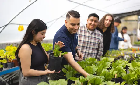 Jose Pablo Dundore-Arias and students