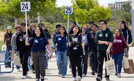Students tour the campus during New Student Otter Orientation