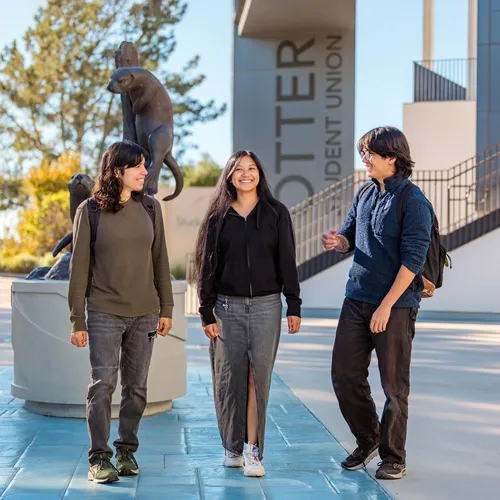 Students in front of OSU with otter statue