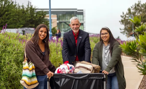 Carlos Vargas with students at Move-In