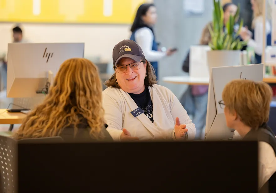 Students at the Helpdesk